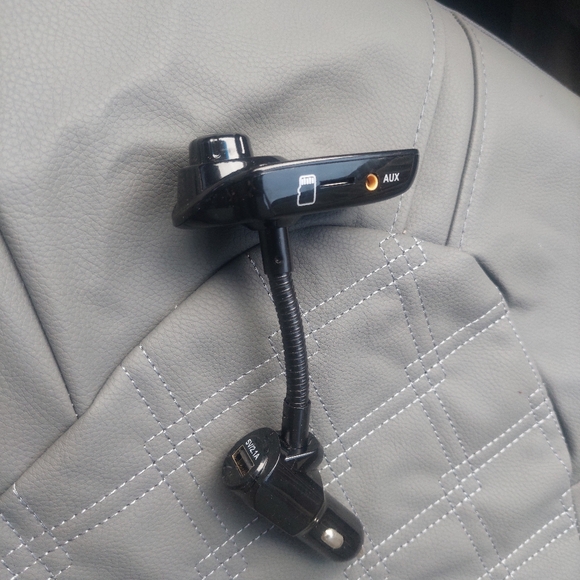 Wireless in-Car Bluetooth FM Transmitter Radio Adapter Car - Picture 3 of 3